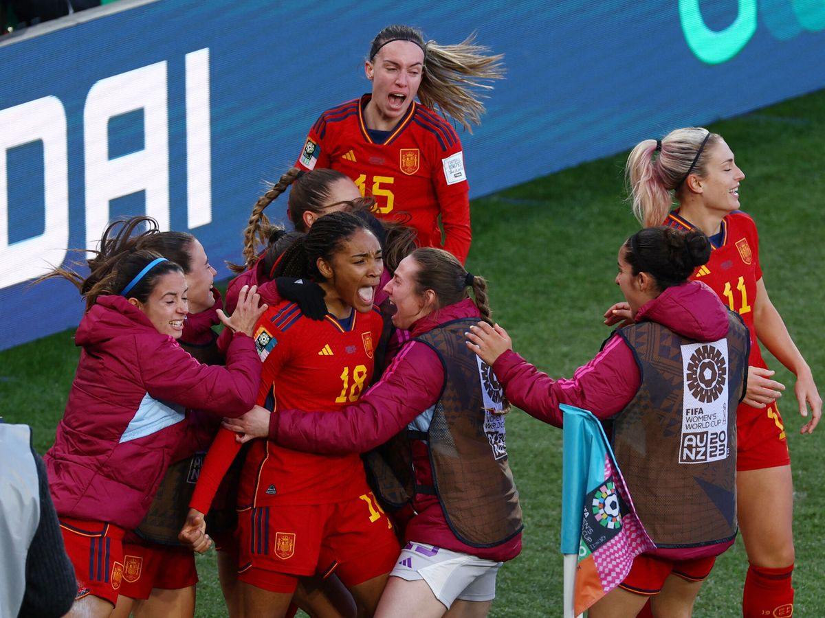 Foto: Las jugadoras españolas celebran el gol de Salma Paralluelo frente a Países Bajos (REUTERS/Molly Darlington)