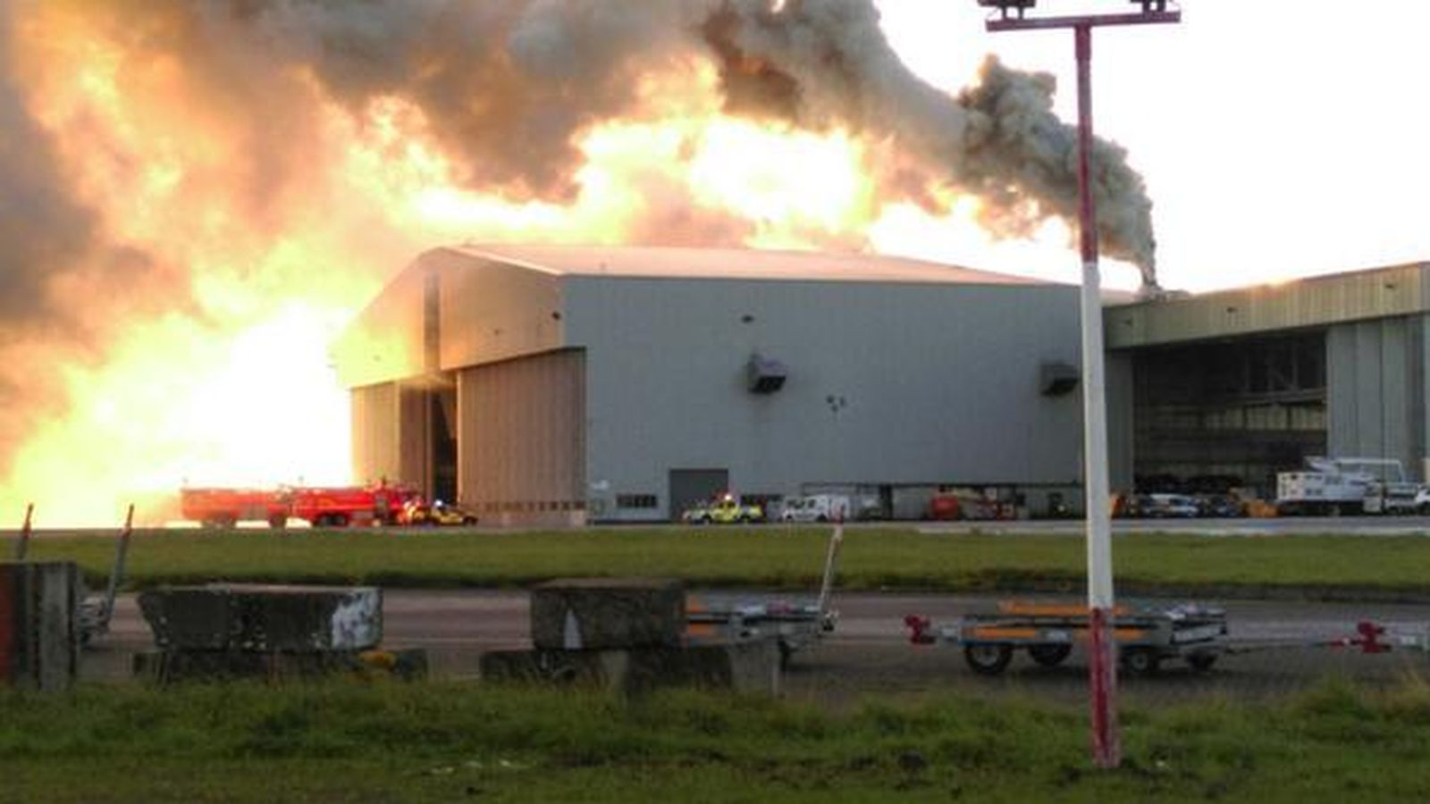 Foto: Incendio en un hangar en el aeropuerto de Dublín