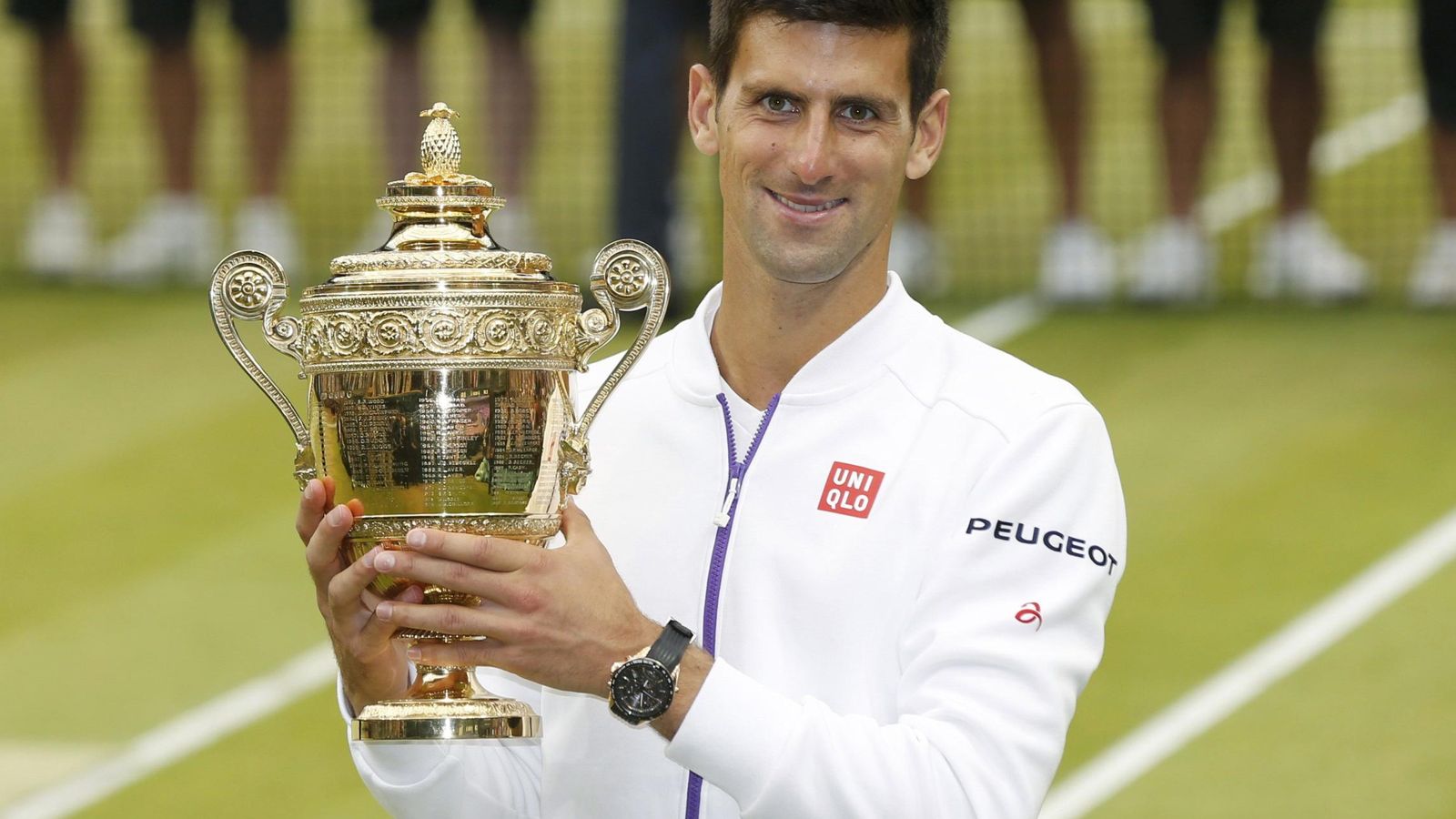 Foto: Novak Djokovic posa con el trofeo de campeón (Reuters).