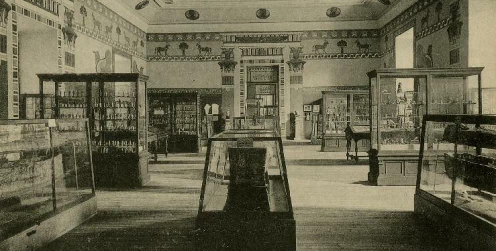 Postal de 1917, del archivo del MAN. Sala con sarcófagos y decoraciones. (MCU)