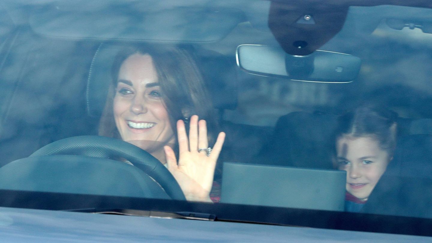 Kate Middleton asiste al palacio de Buckingham para el almuerzo de Navidad. (Cordon Press)