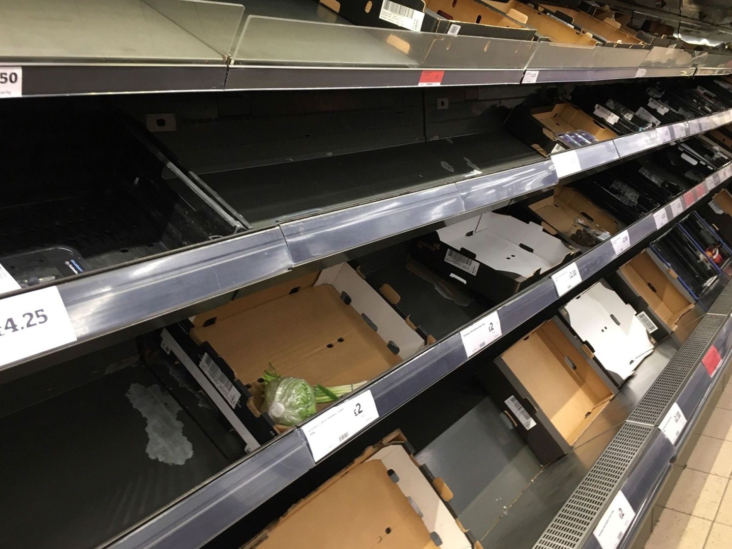 Las estanterías de supermercados de todo el mundo han quedado arrasadas (EFE/Vivi García)