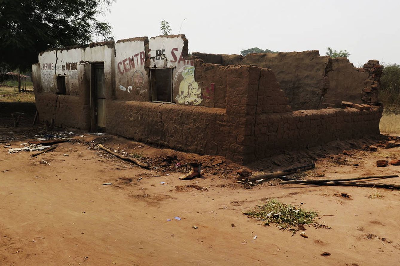 Un centro de salud destruido por la violencia en Mwasumbula