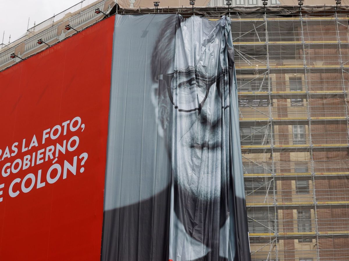 Foto: Un cartel electoral gigante del candidato del PSOE a la presidencia de la Comunidad de Madrid, Ángel Gabilondo. (EFE)