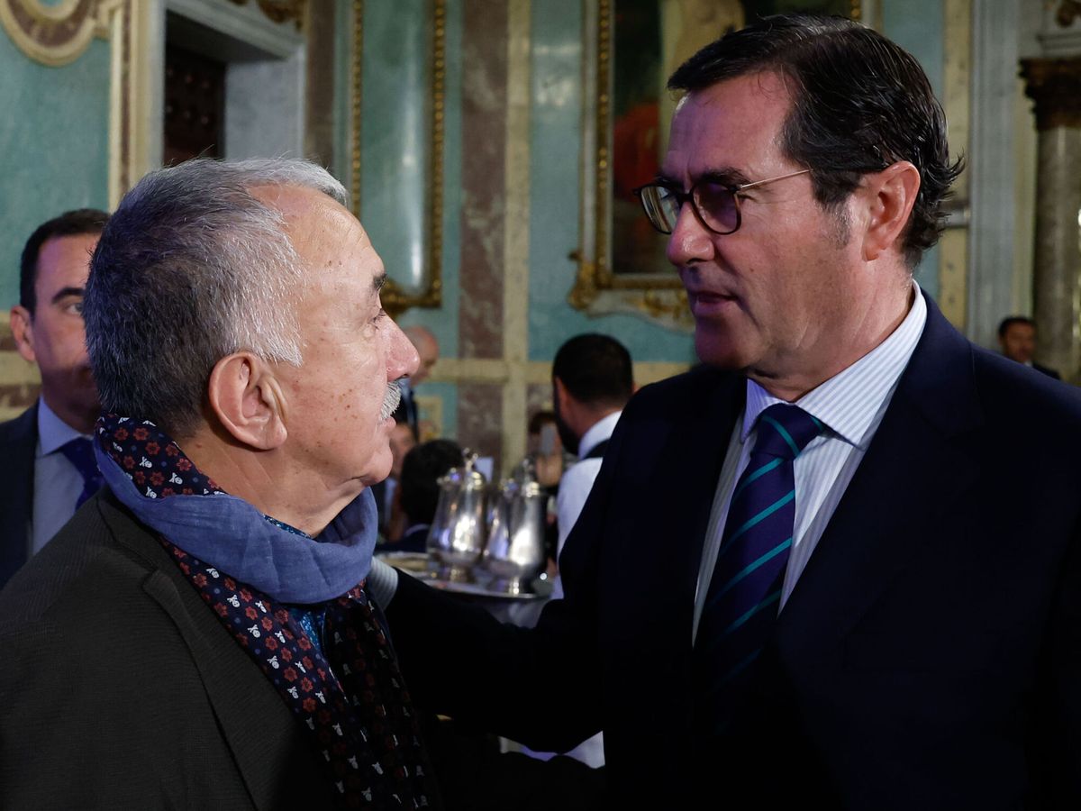 Foto: El secretario general de UGT, Pepe Álvarez (i), conversa con el presidente de la CEOE, Antonio Garamendi. (EFE/Moya)