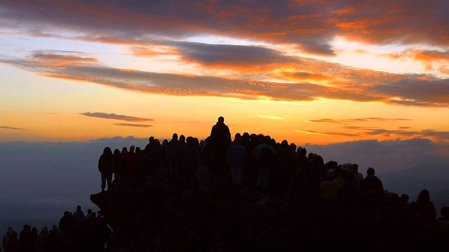 Miembros de un movimiento religioso esperan al amanecer en la Montaña Rila (Reuters).