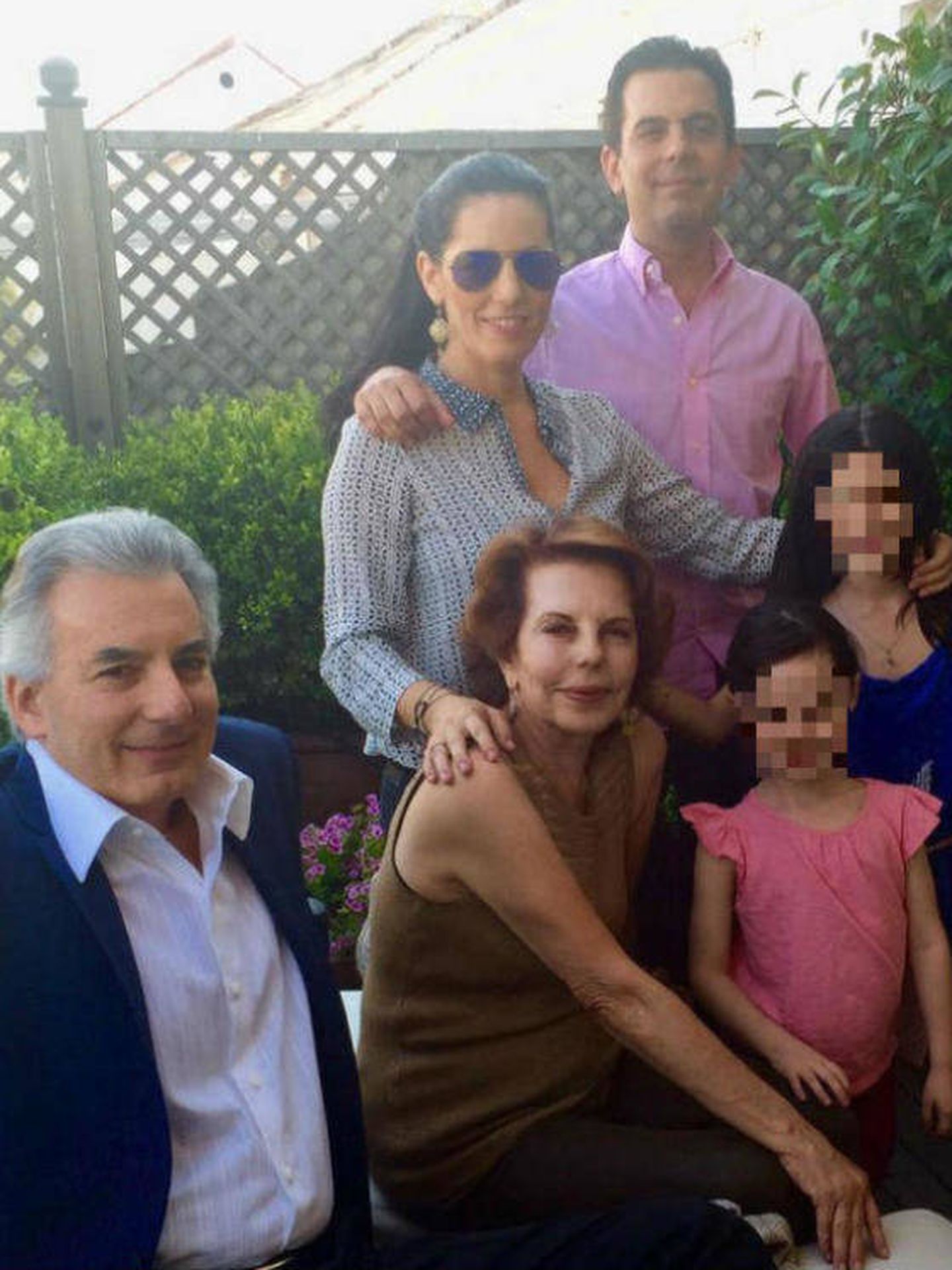 Patricia Llosa, junto a sus tres hijos.
