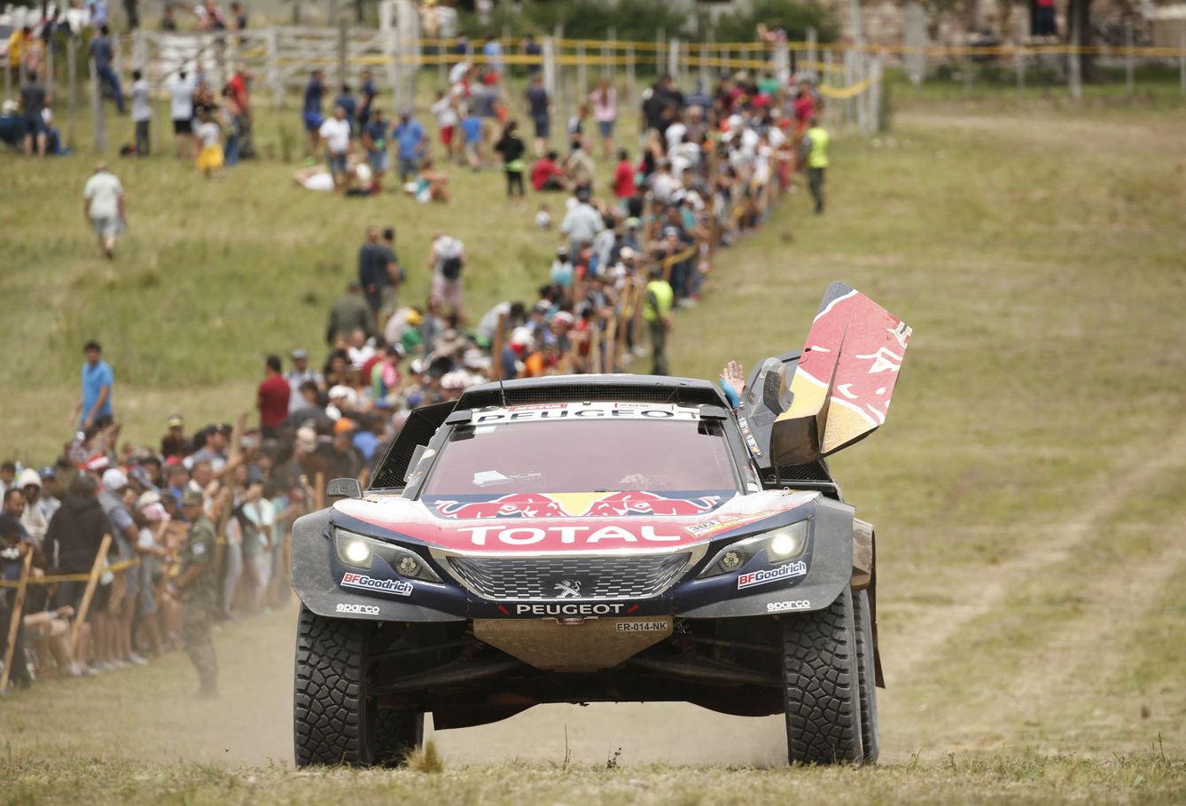 Carlos Sainz ganó el segundo Dakar de Peugeot tras un desastroso debut. (EFE)