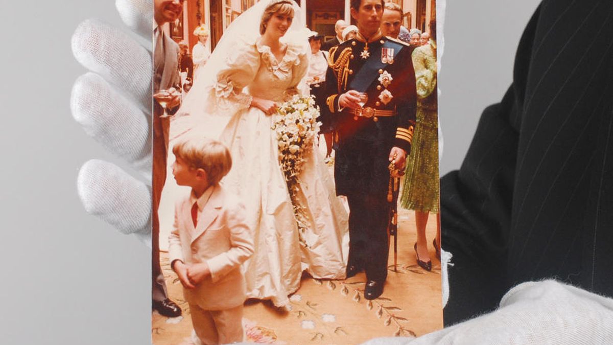 Una decena de imágenes de la boda de Lady Di, a subasta por 15.000 euros