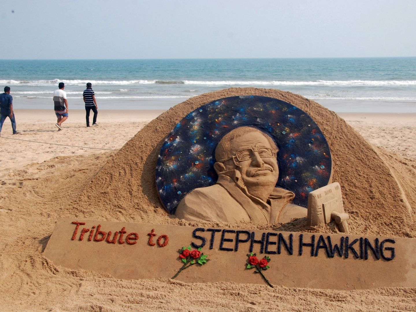 Escultura de arena creada por el artista indio Sudarsan Pattnaik honra el fallecimiento del científico británico Stephen Hawking. (EFE)