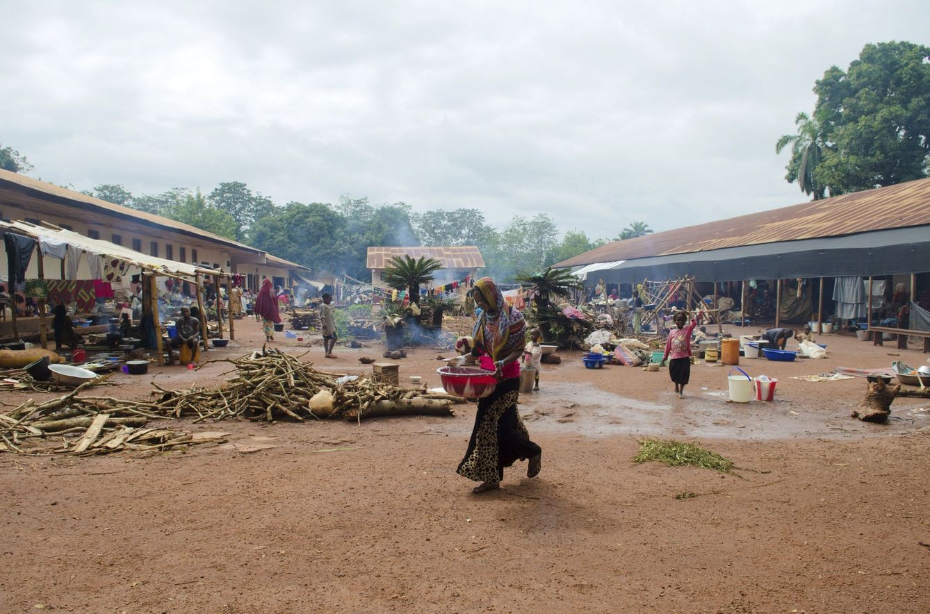 Un grupo de personas desplazadas internamente mientras recogen agua en Ndu, República Centroafricana. (EFE)