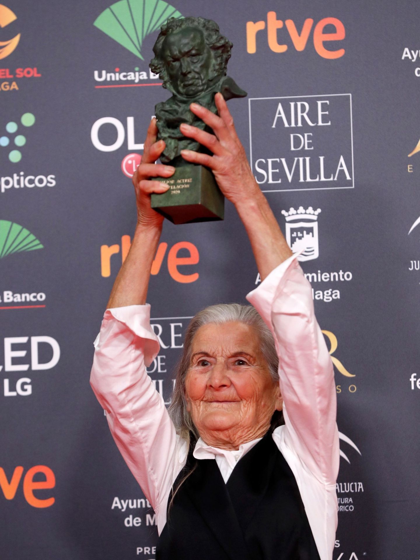 La actriz Benedicta Sánchez tras recibir el Goya a la Actriz Revelación. (EFE)