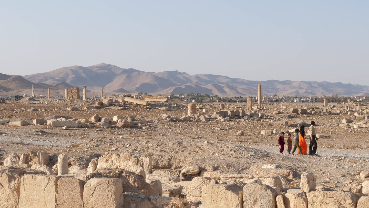 Una familia siria camina por las ruinas de Palmira.