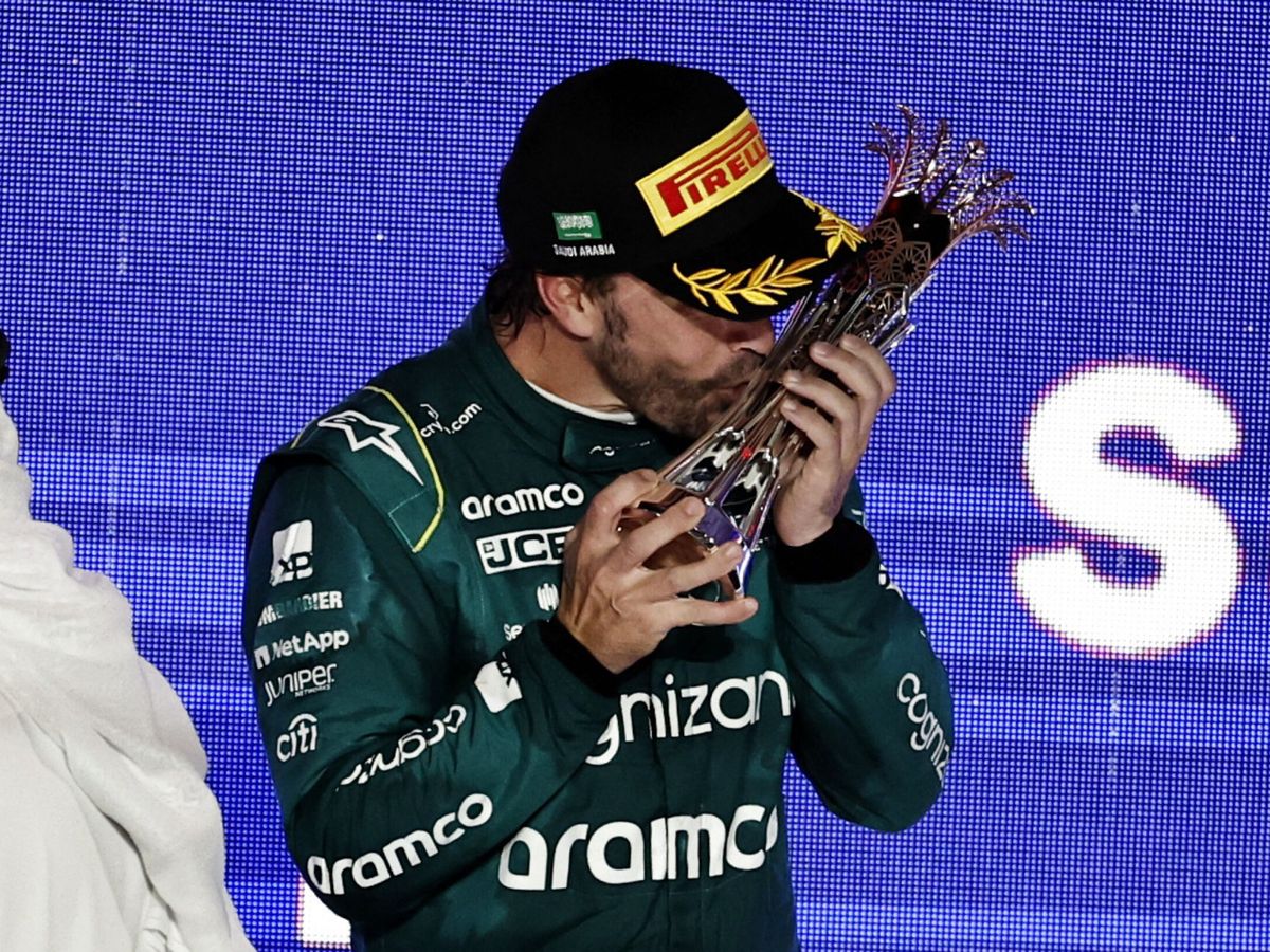 Foto: Fernando Alonso celebra su tercer puesto en el podio de Arabia Saudí. (REUTERS/Hamad I Mohammed).