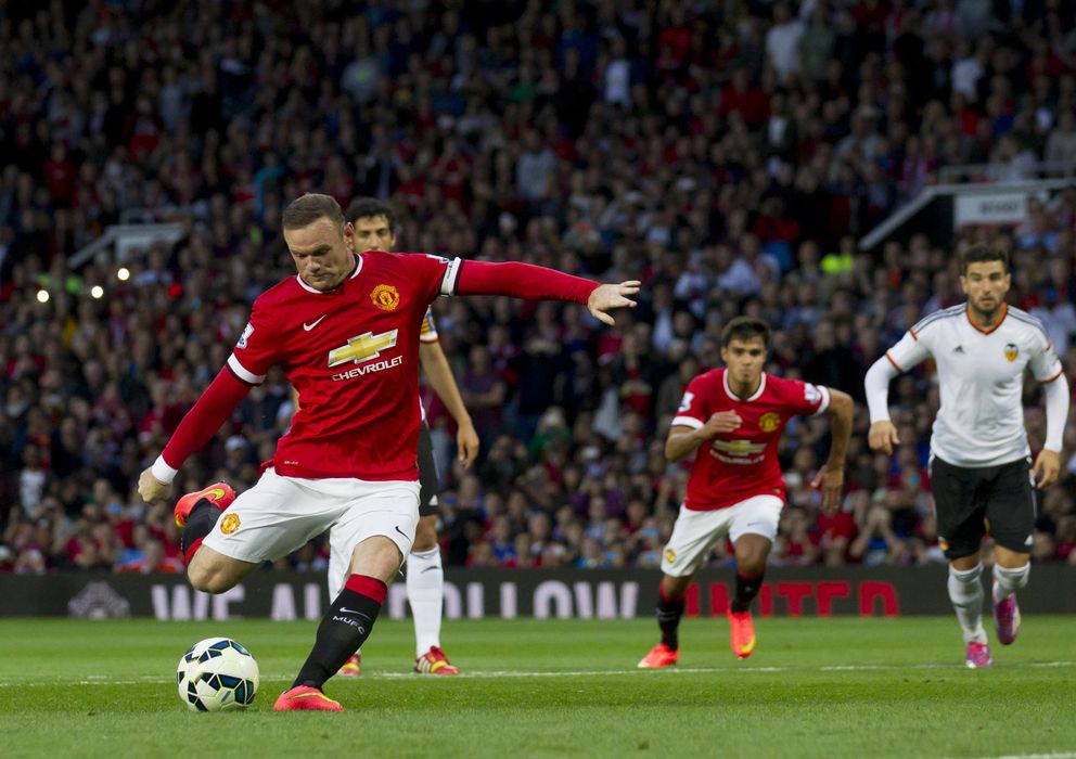 Foto: Wayne Rooney, portando el brazalete de capitán del United frente al Valencia.