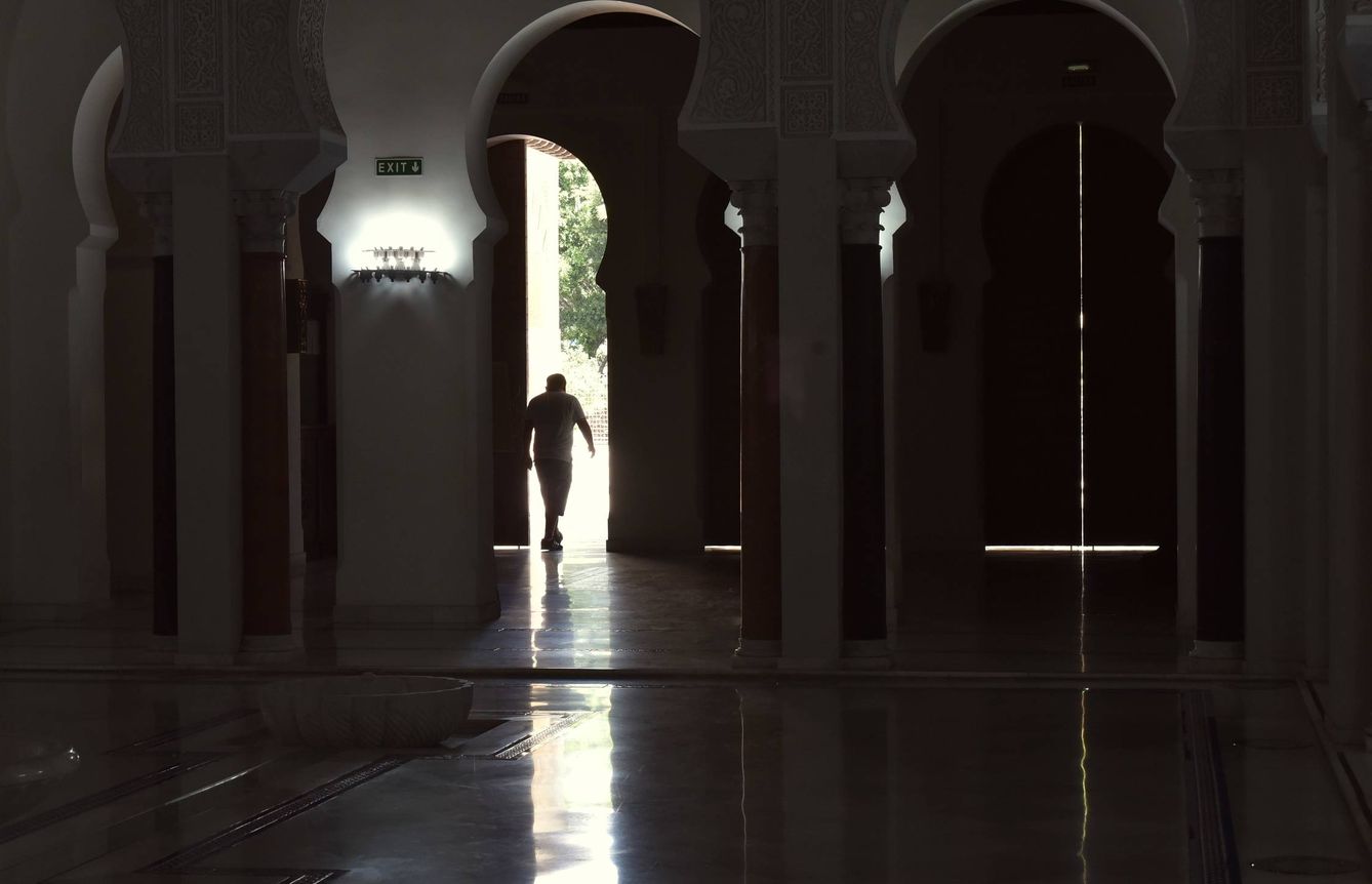 Un hombre saliendo de la mezquita de Málaga.