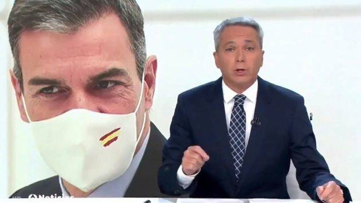 El doble repaso de Vicente Vallés a Pedro Sánchez en su regreso a 'Antena 3 noticias'