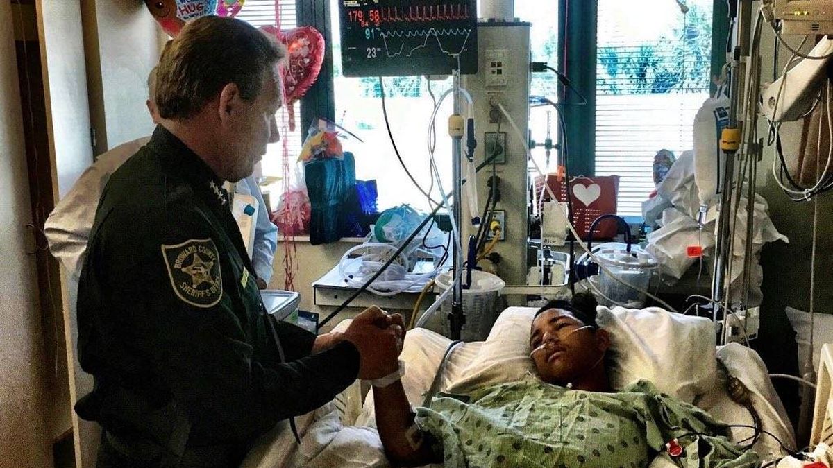 El héroe de 15 años del tiroteo de Florida: “Le dispararon y siguió bloqueando la puerta”