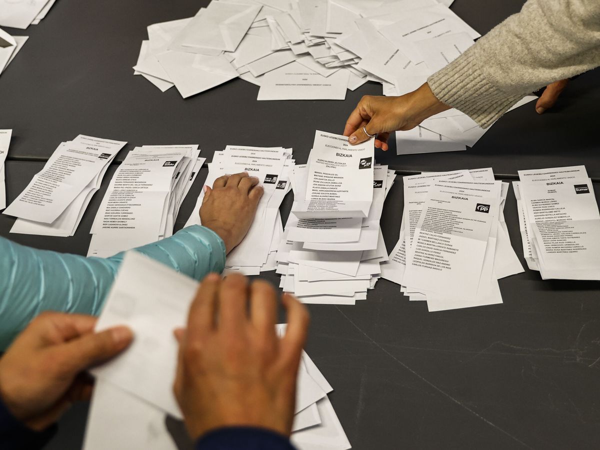 Foto: Varias personas ejercen su derecho al voto en el centro cívico de Iparralde. (EFE/Ruiz Hierro)
