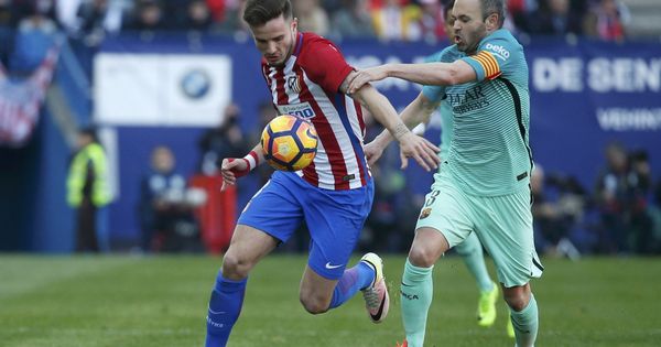 Foto: Saúl protege el balón ante Iniesta (Juan Medina/Reuters).