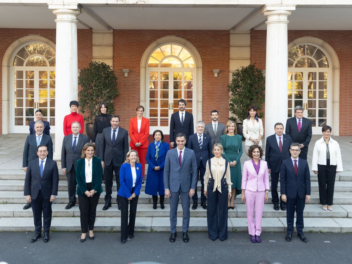 Foto: Sánchez, junto a las vicepresidentas y ministros del Ejecutivo. (Europa Press/Eduardo Parra)