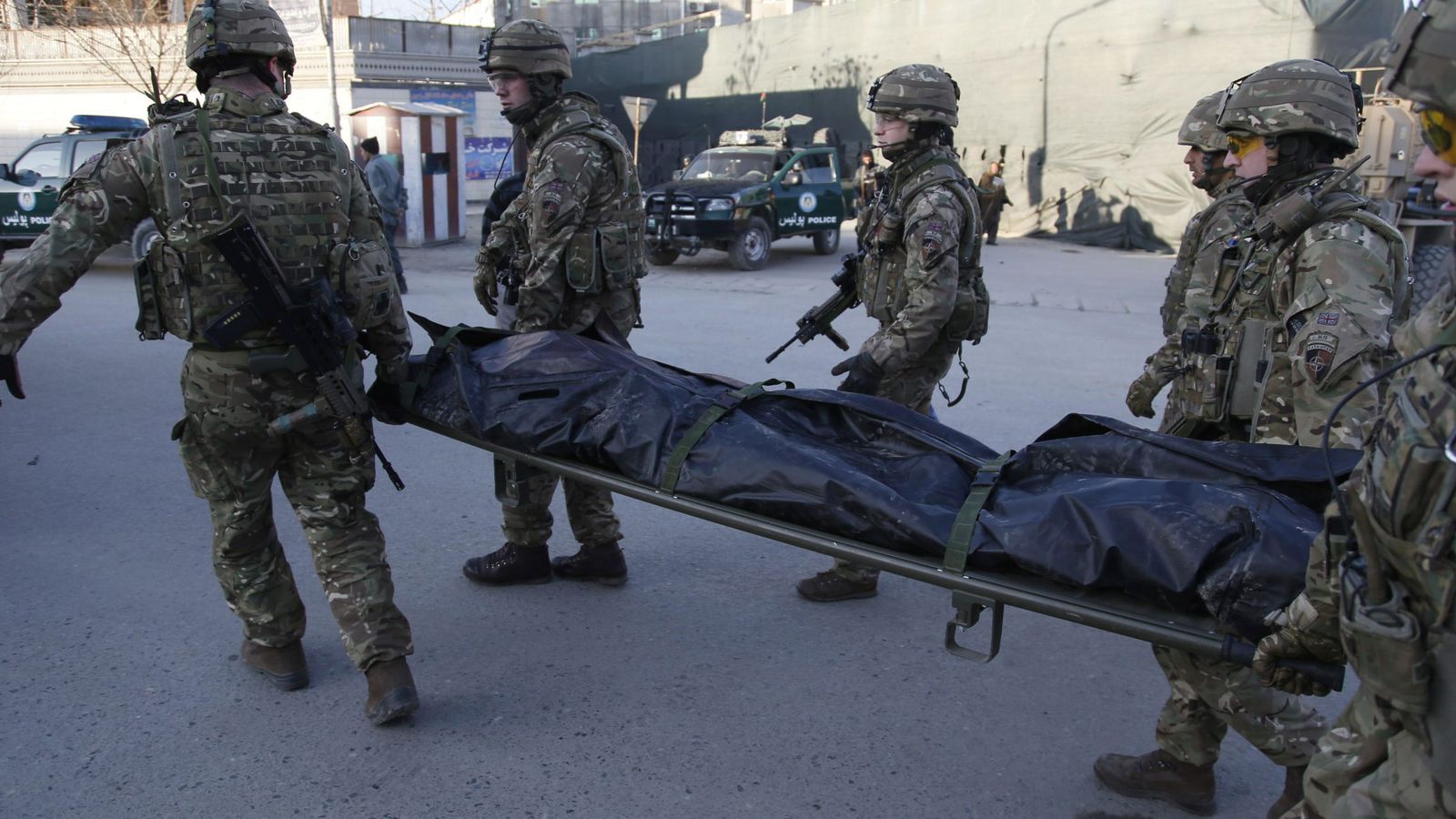 Foto: Soldados británicos tras el atentado en la embajada española de Kabul del pasado viernes. (EFE)