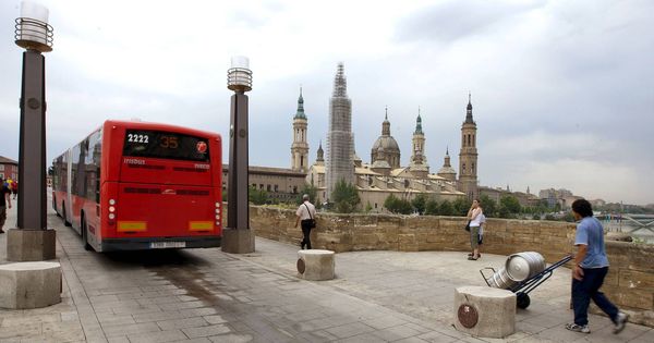Foto: El conductor no pudo abandonar el autobús porque no había ningún compañero de reserva (EFE/Javier Cebollada)