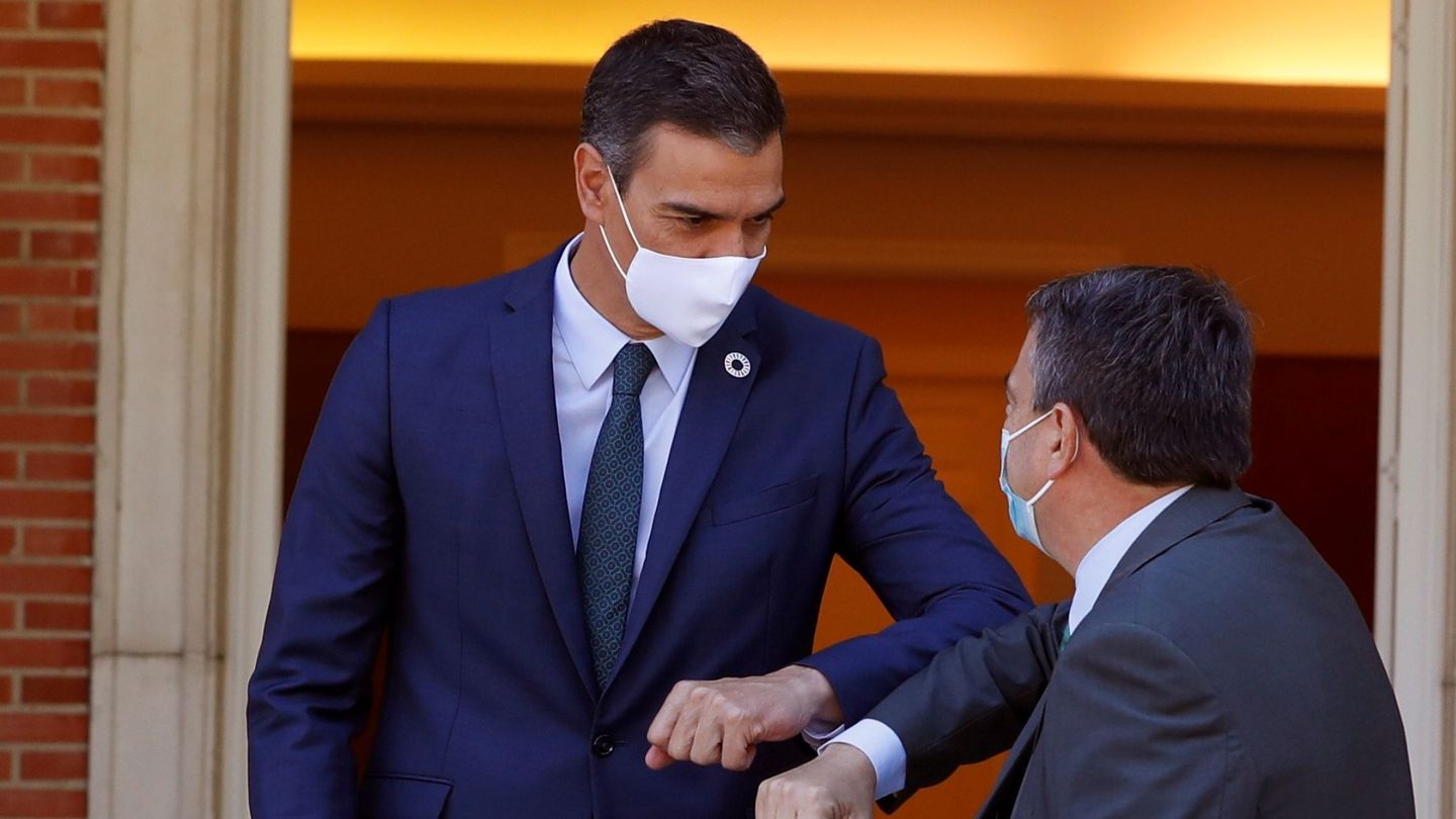El presidente del Gobierno, Pedro Sánchez, recibe al portavoz del PNV en el Congreso, Aitor Esteban. (EFE)