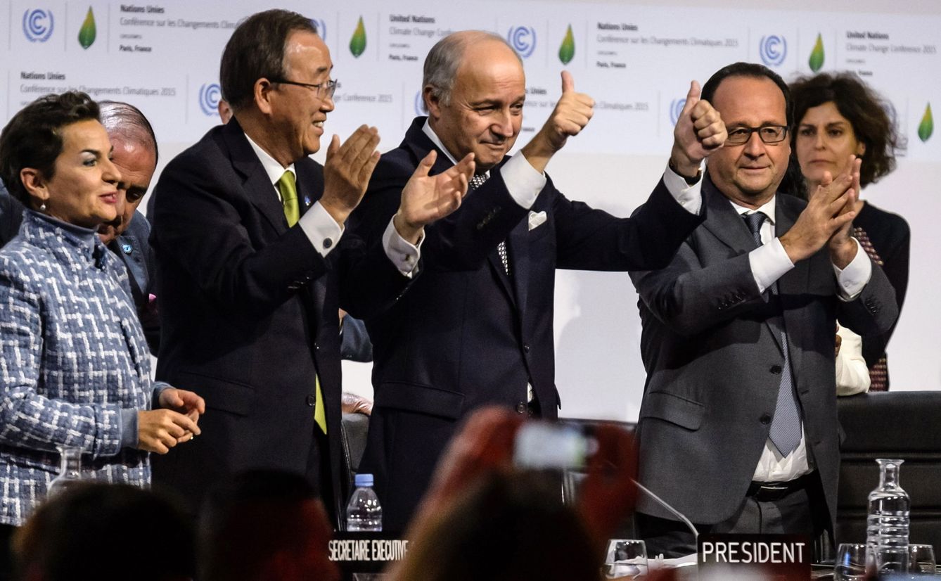Laurent Fabius cierra la COP21 con el histórico Acuerdo de Paris (EFE/C.Petit)