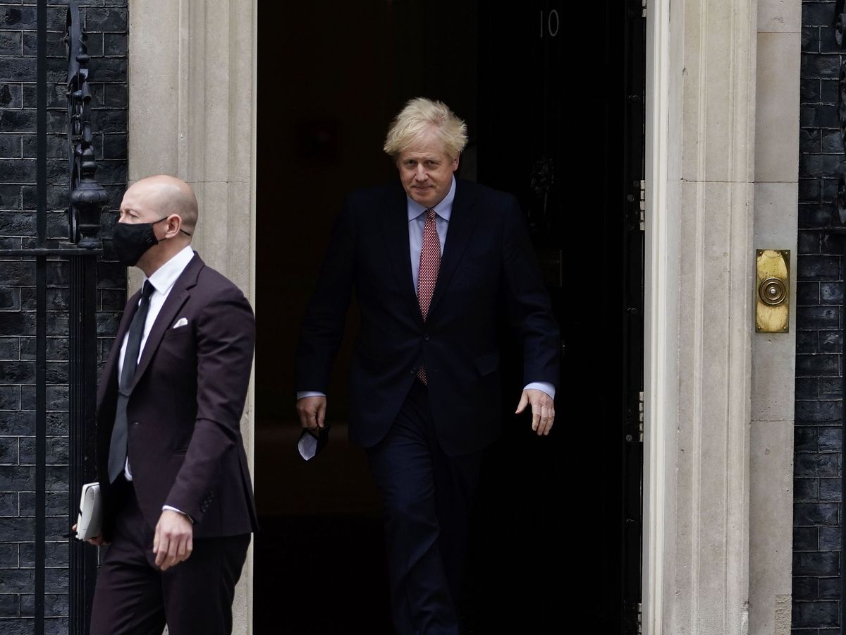 Foto: Boris Johnson sale de Downing Street acompañado de su jefe de Comunicación, Lee Cain, que acaba de dimitir. (EFE)