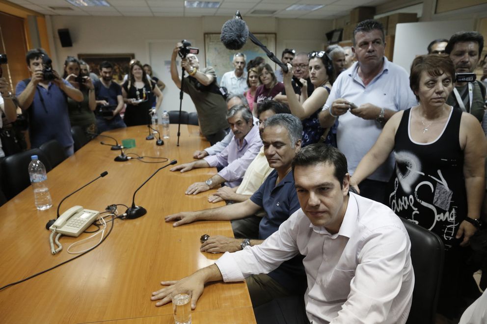 El líder de Syriza, Alexis Tsipras, en una reunión con empleados de ERT en una imagen de archivo (Reuters).