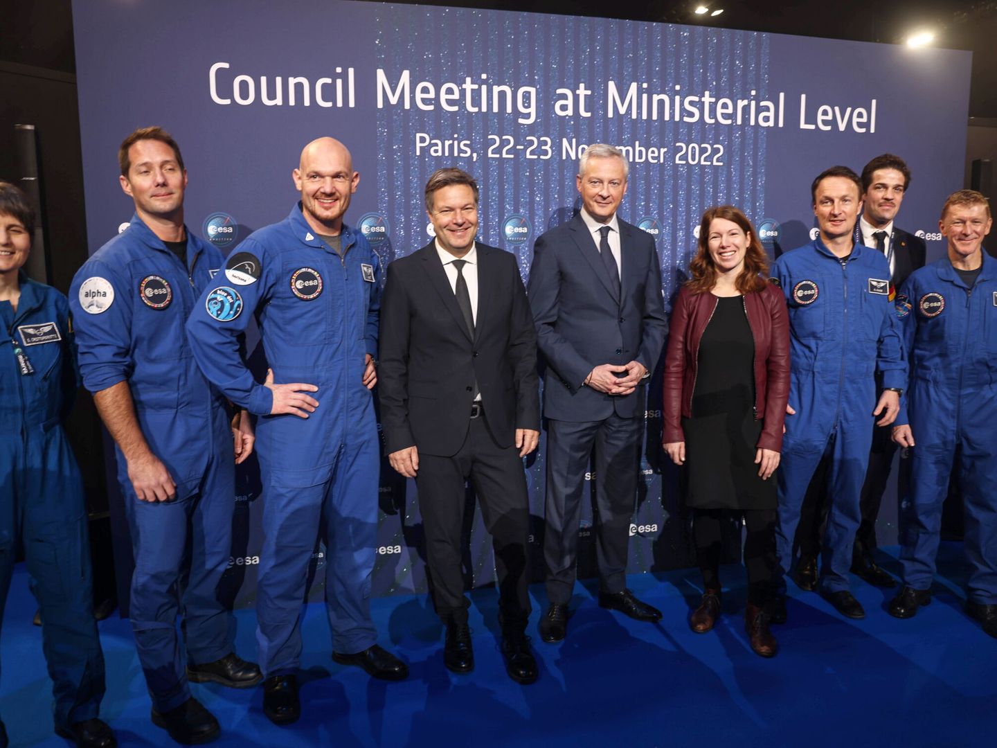 Los ministros alemán y francés Robert Habeck y Bruno Le Maire posan con la última hornada de astronautas antes de la selección de hoy. (EFE)