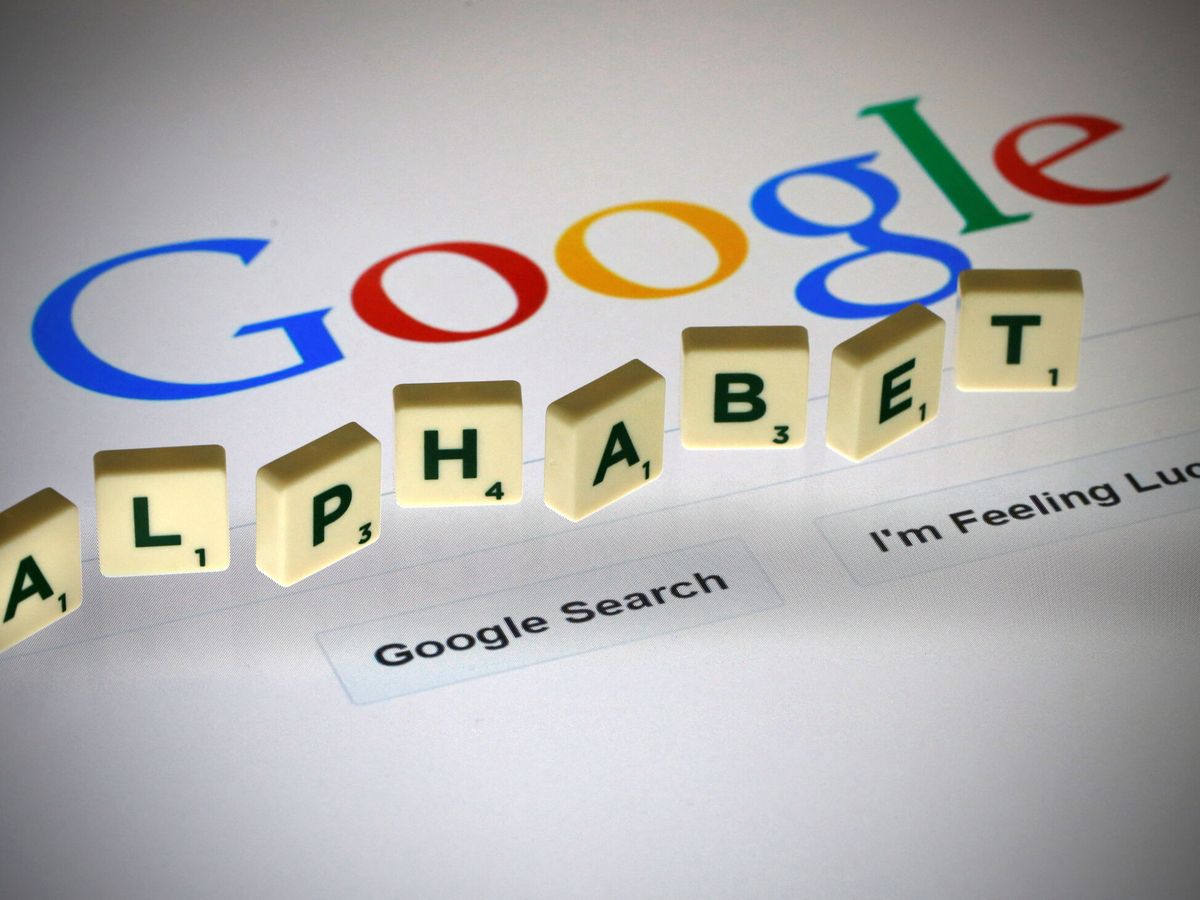 Foto: Imagen del buscador Google con el nombre de su matriz, Alphabet, superpuesto. (REUTERS/Pascal Rossignol)