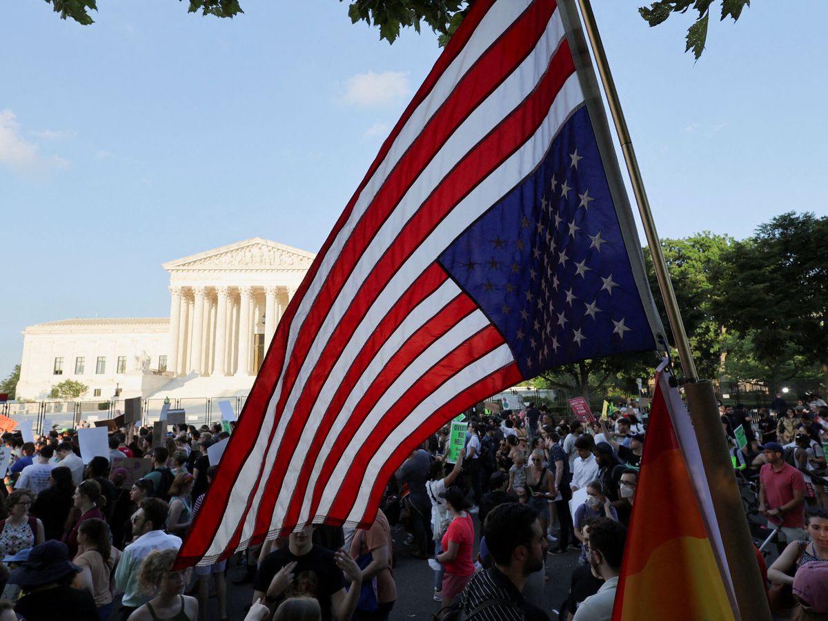 Foto: Imagen de una bandera de EEUU invertida en las protestas frente al Tribunal Supremo. (Reuters/Bourg)