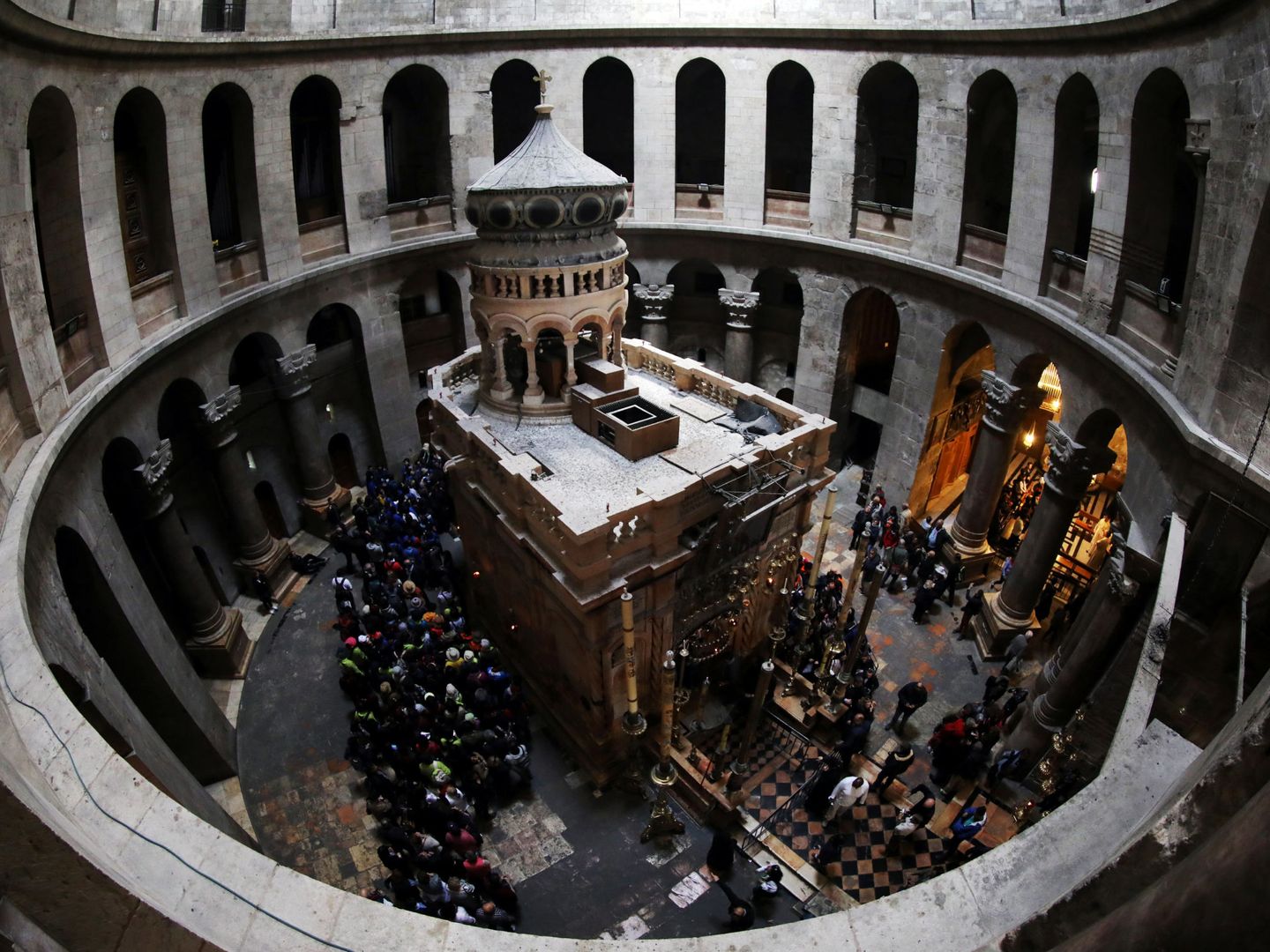 Peregrinos en el interior de la iglesia del Santo Sepulcro, en Jerusalén. (Reuters) 
