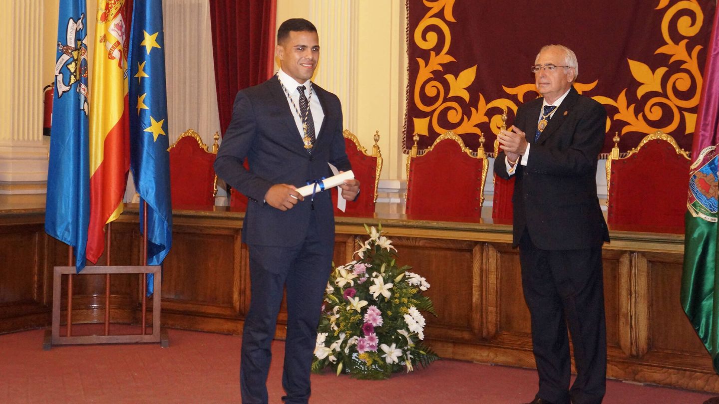 Yusef Kaddur recibe la medalla de oro de Melilla en 2018 de manos del presidente Juan José Imbroda. (CAM)