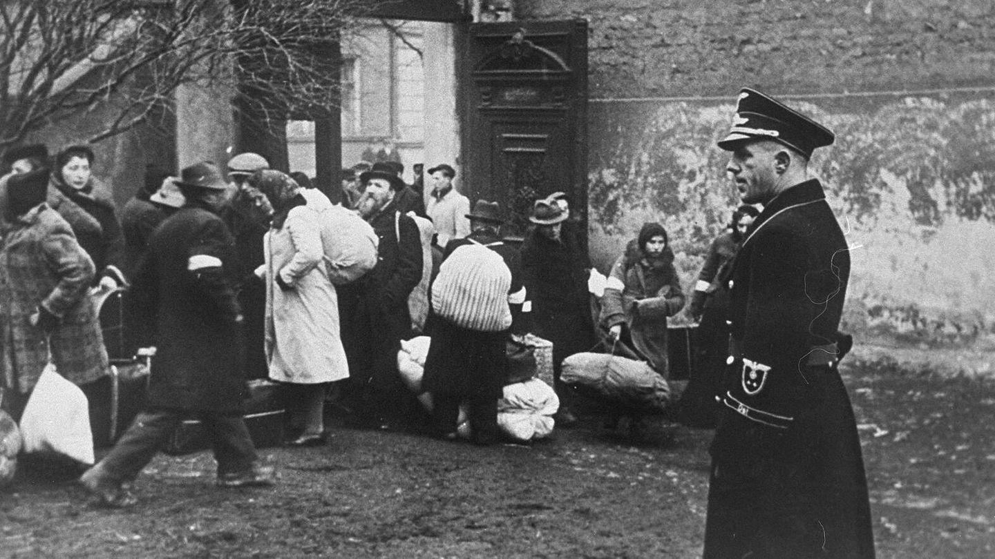 Un policía alemán supervisa la deportación de judíos al gueto de Cracovia. (United States Holocaust Memorial Museum/Archiwum Panstwowe w Krakowie)