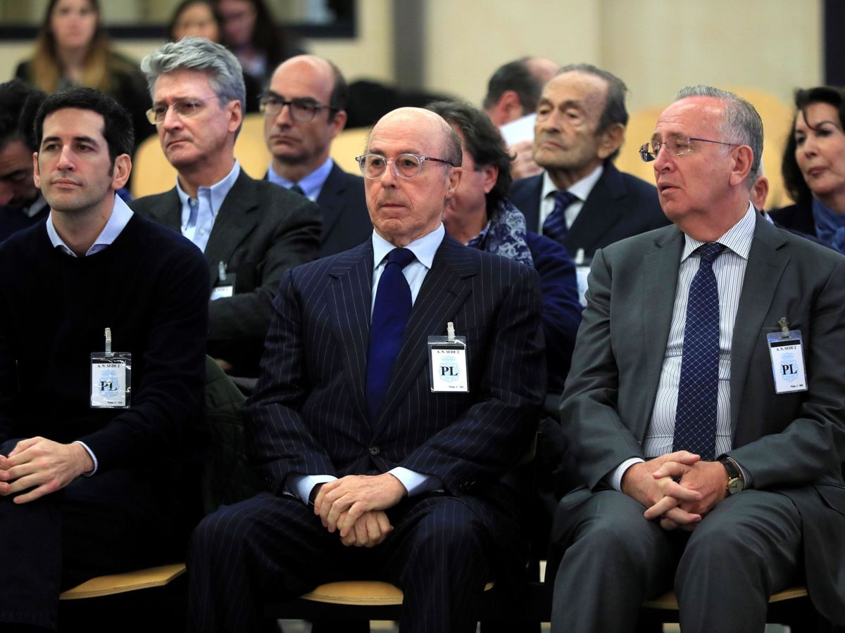 Foto: El antiguo presidente del grupo Pescanova Manuel Fernández de Sousa (d), junto a los máximos responsables de la empresa entre 2009 y 2013 (Efe)