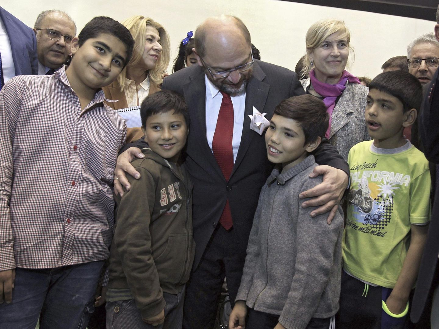 El presidente del Parlamento europeo, Martin Schulz, con unos niños refugiados el pasado noviembre
