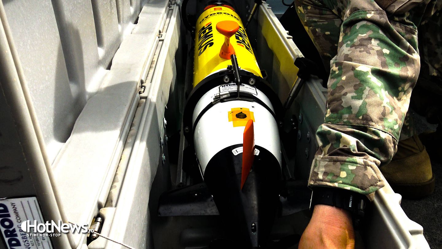 El dron submarino Remus utilizado en aguas de poca profundidad donde los cazaminas tradicionales no llegan. (HotNews.ro/Adi Iacob)  