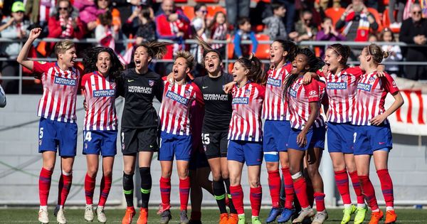 Foto: Las jugadoras del Atlético celebran el triunfo en su anterior partido en el Metropolitano contra el Barça. (EFE)