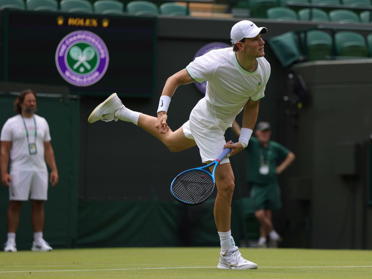 Foto: Jannik Sinner, entrenando en Wimbledon. (EFE/EPA/Neil Hall)