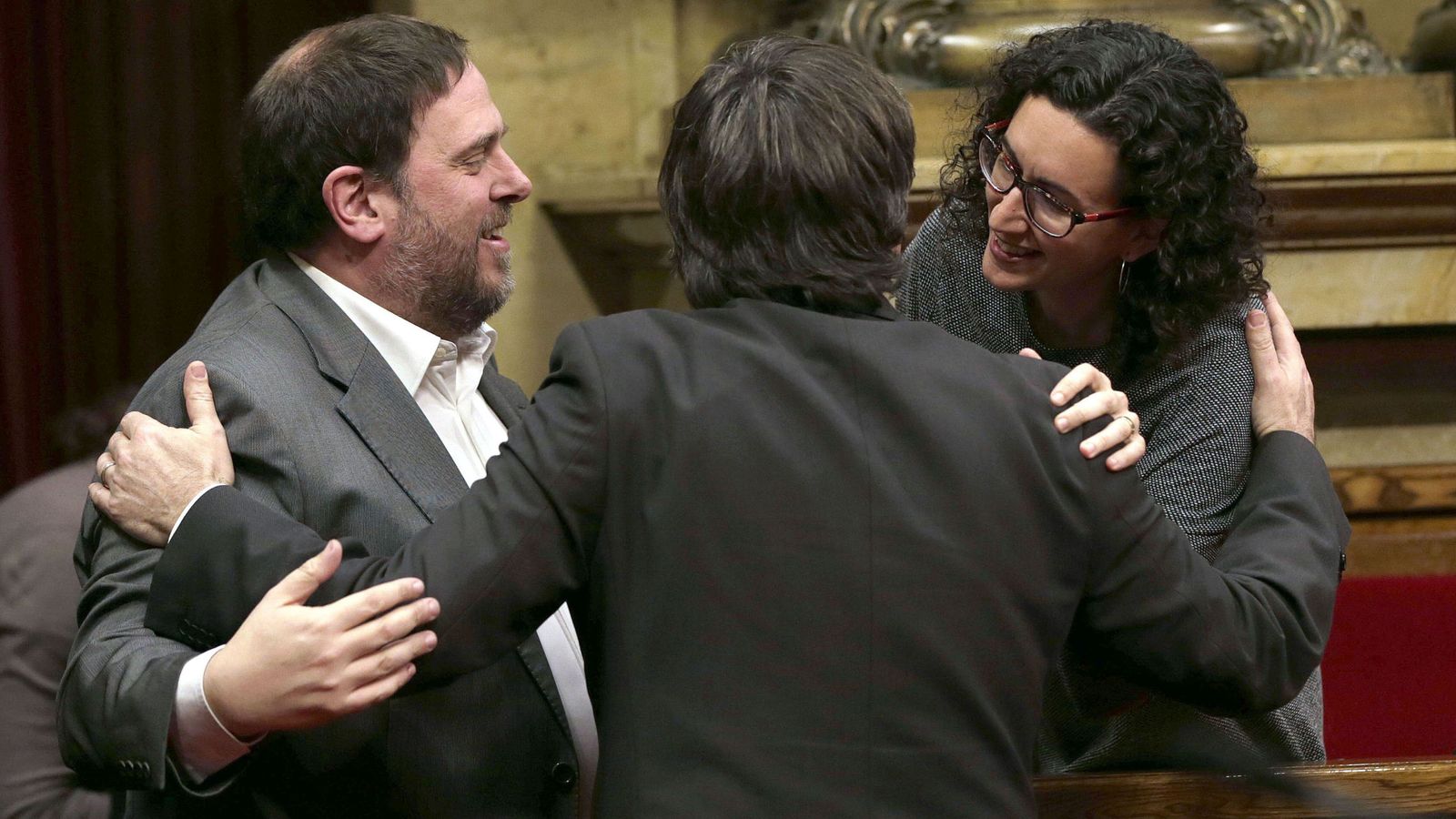 Foto: Oriol Junqueras, Carles Puigdemont y Marta Rovira el día de la elección de Puigdemont como 'president' en 2016. (EFE)