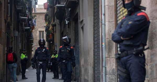 Foto: Operación que tuvo lugar este lunes en Barcelona contra los narcopisos. (EFE