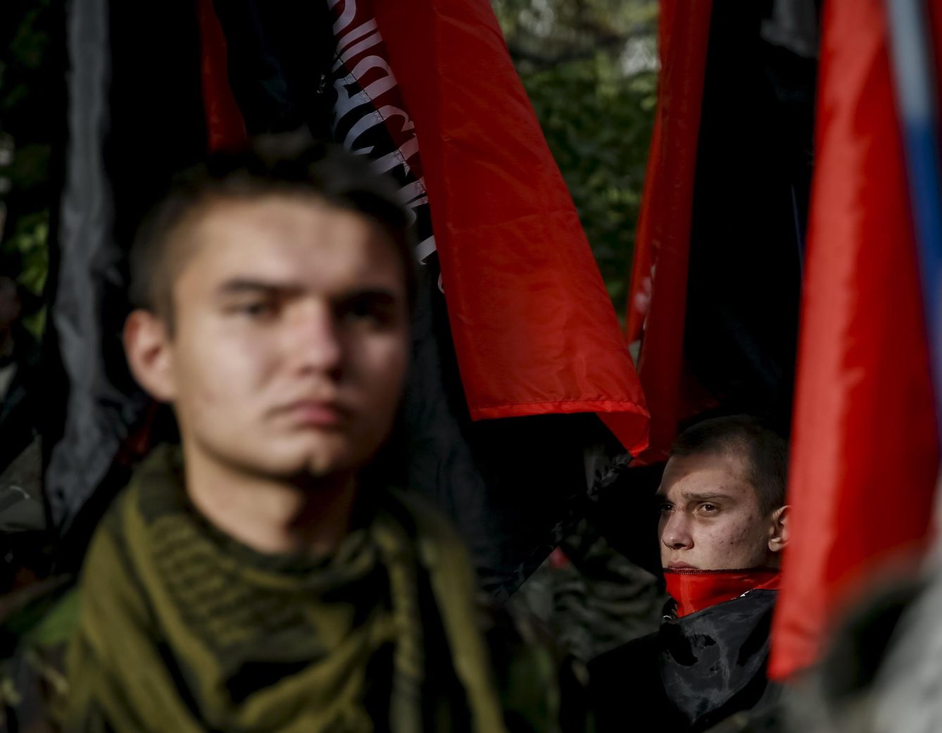 Miembros del Sector de Derechas durante una marcha de grupos de extrema derecha, entre ellos Svoboda, en Kiev (Reuters). 