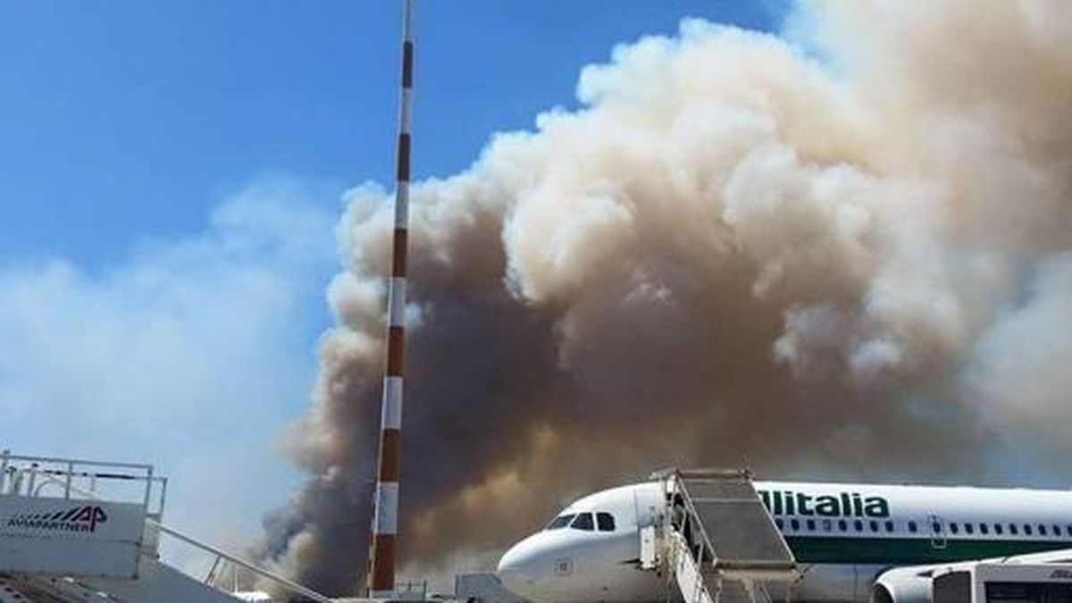 Un incendio junto al aeropuerto de Roma ha obligado a cancelar todos los vuelos