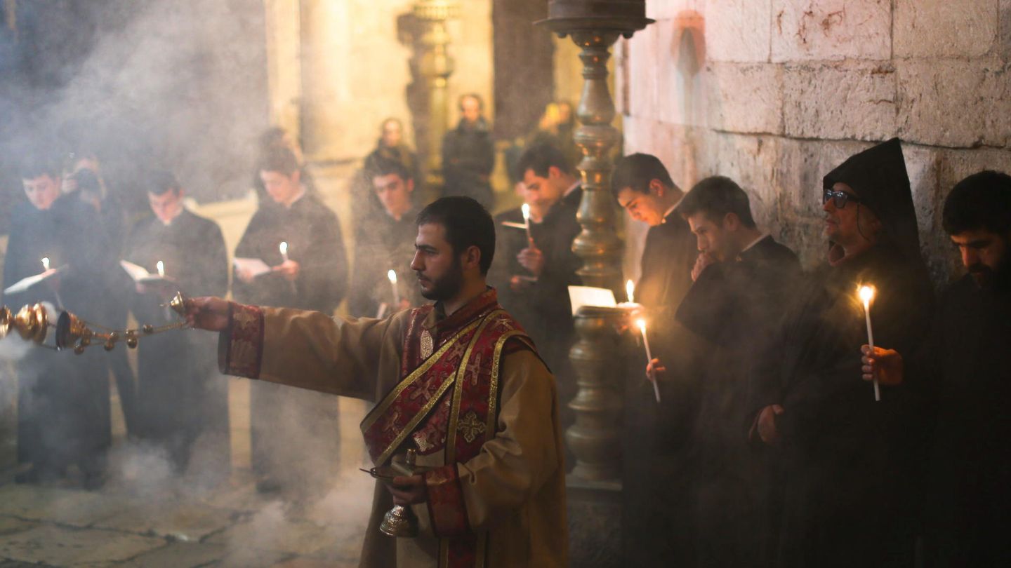 Monjes rezan en la Basílica de la Natividad, Belén (Reuters). 