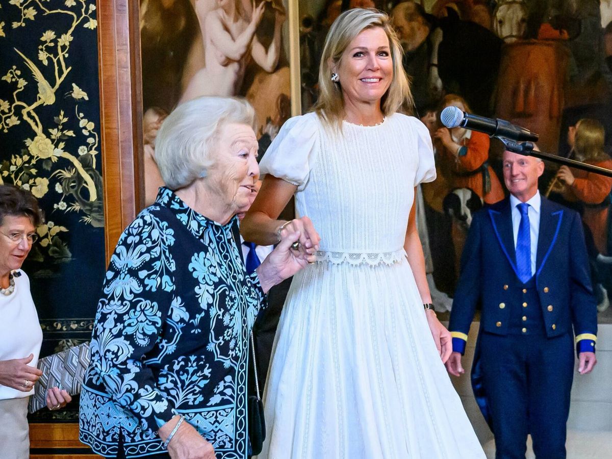 Foto: La reina Máxima de Holanda junto a la princesa Beatriz. (CP)
