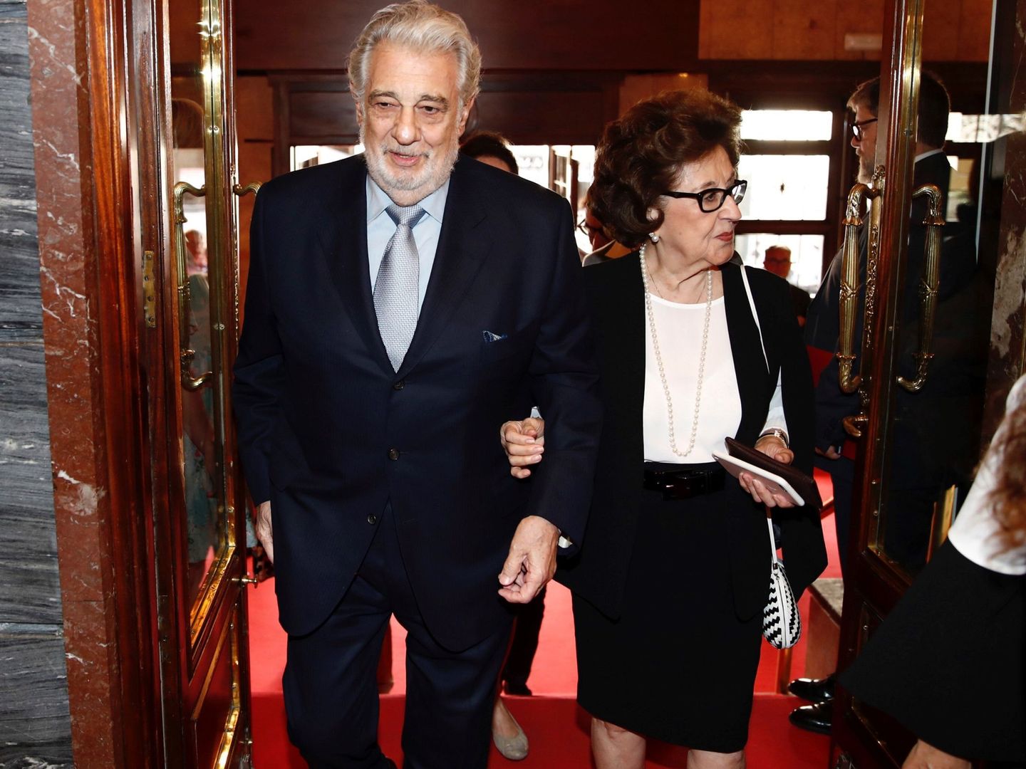 Plácido Domingo, junto a su mujer Marta Ornelas. (Efe)