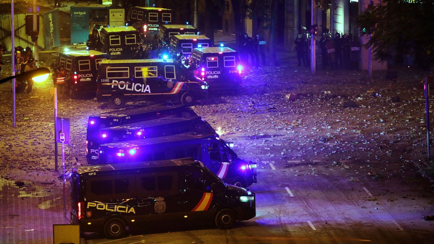 Un grupo de furgonetas de la Policía Nacional en Cataluña en otoño de 2017. (EFE)